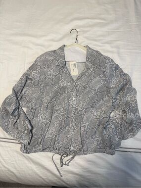 Evereve Gray Snake-Print Button Down Shirt, Size L